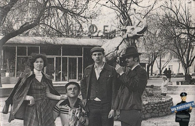 Кафе «Лакомка» в Детском сквере (сейчас это Сквер дружбы), апрель 1982 года | Источник: фото из семейного архива Станиных / myekaterinodar.ru