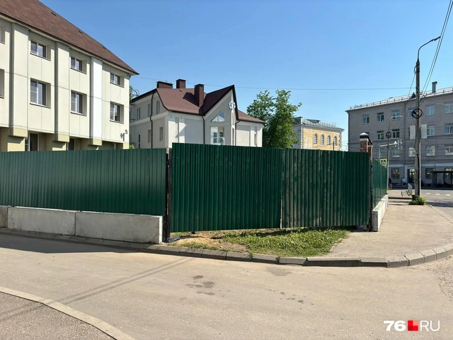 Участок долгое время стоит огороженным | Источник: читатель 76.RU