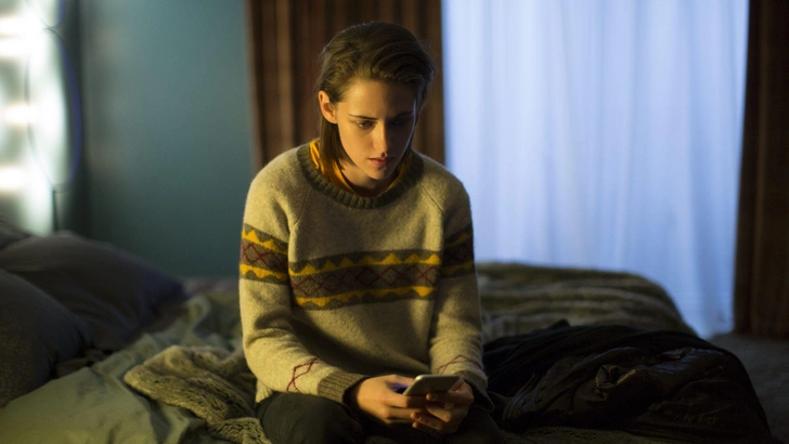 Синдром изгоя: почему вам кажется, что вас все осуждают и вы лишний в любой компании | Источник: кадр из фильма «Персональный покупатель»