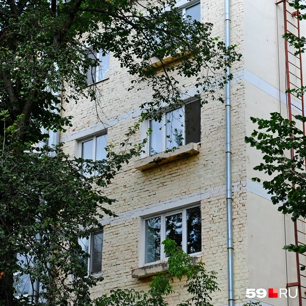 Фасад в целом выглядит неплохо, но видно, что красили его довольно давно | Источник: Ирина Тропина / 59.RU
