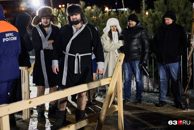Никто не запрещал ждать своей очереди в халате и шапке-ушанке | Источник: Роман Данилкин / 63.RU 