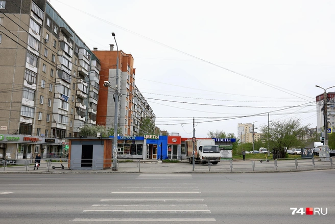 Занятый машинами тротуар перегораживают ларьки | Источник: Михаил Шилкин