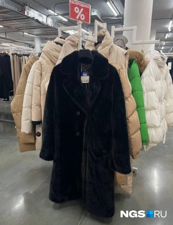 Черное меховое пальто за 5999 рублей  | Источник: Алёна Золотухина / NGS.RU