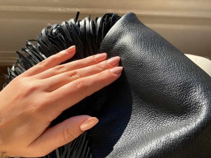 модная сумка, сумка с бахромой, тренд 2026, весенние аксессуары, модные сумки весна 2026, сумка женская тренд, сумка весна | Источник: theDay/higgsfield