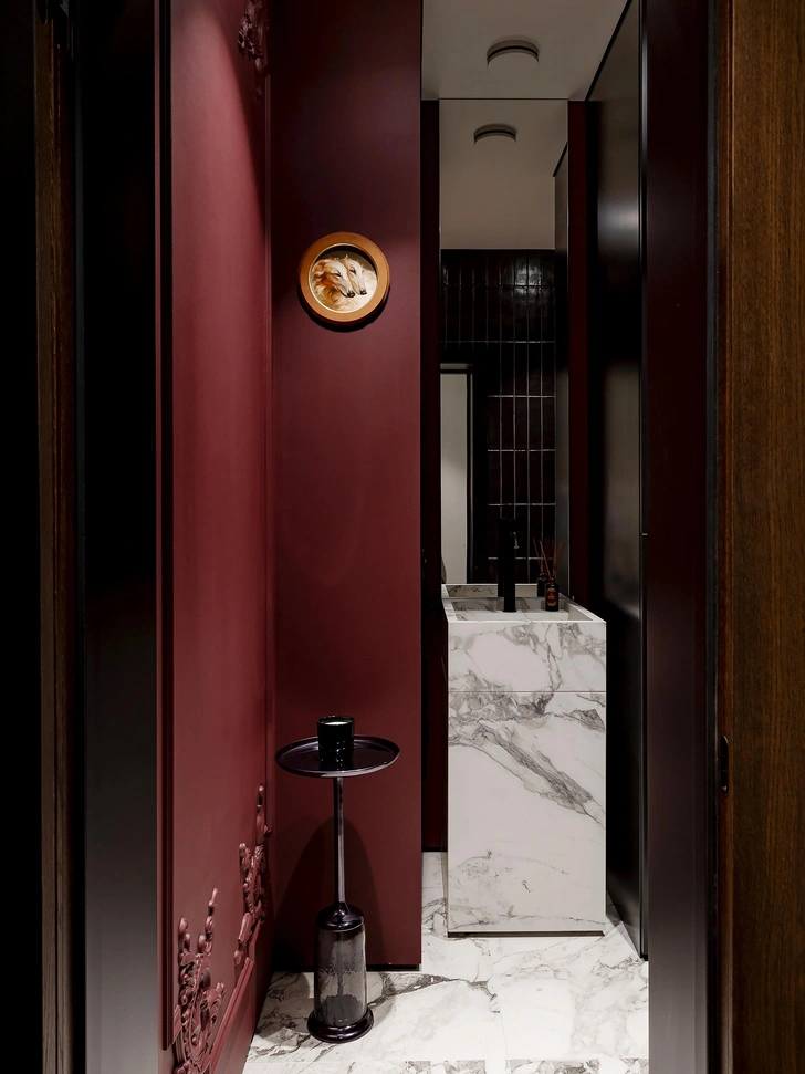 Лепнина и красные акценты: квартира 84 м² в Минске