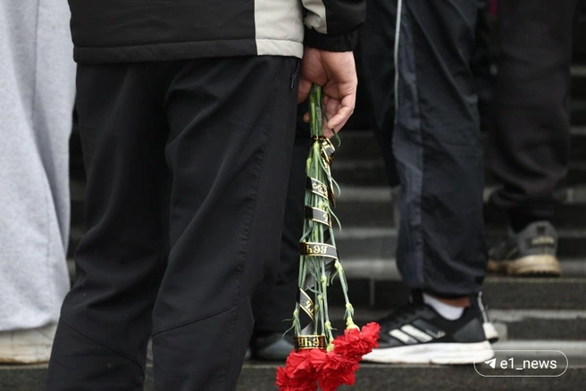 В Ревде прощаются с маленькими сёстрами, которых у перехода насмерть сбила «Лада». Храм не вместил всех скорбящих | Источник: E1.RU