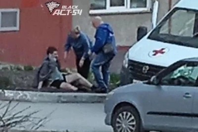 Мужчина выпал с пятого этажа на улице Богаткова и выжил