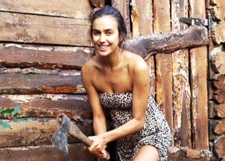 Ирина Шейк взяла в руки топор