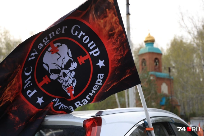 Колонна изобиловала символикой частной военной компании | Источник: Михаил Шилкин
