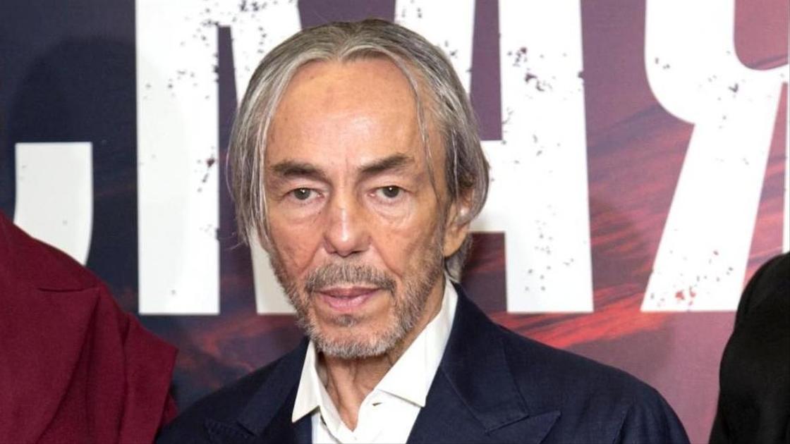 В Чечне прощаются с Умаром Джабраиловым: гроб с телом бизнесмена несут до кладбища пешком