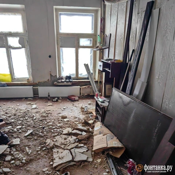 Одна из комнат после вскрытия: штукатурка и обломки на полу, вещи хозяев перемешаны со строительным мусором. | Источник: «Фонтанка.ру»