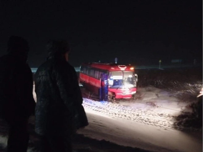 Автобус ушёл в кювет при повороте на Косиху  | Источник: пресс-служба МЧС по Алтайскому краю