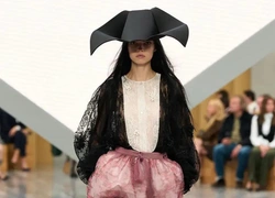 Что это за шляпы на показе Dior весна-лето 2026?