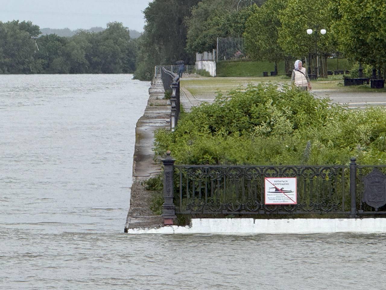 Уже у края берега. Краснодарцы показали резко поднявшуюся Кубань — видео