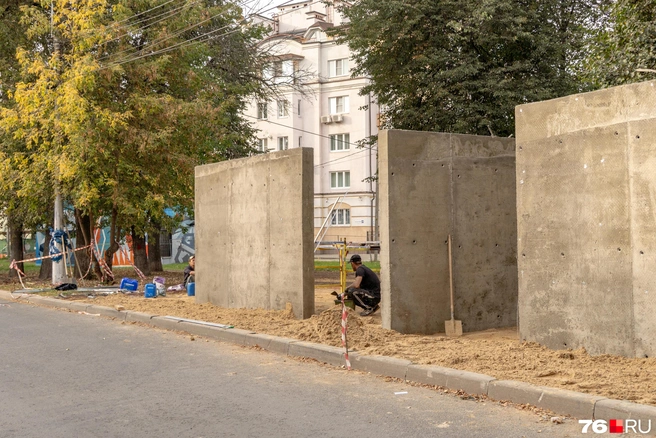 Рабочие занимаются возведением нескольких стен | Источник: Кирилл Поверинов / 76.RU