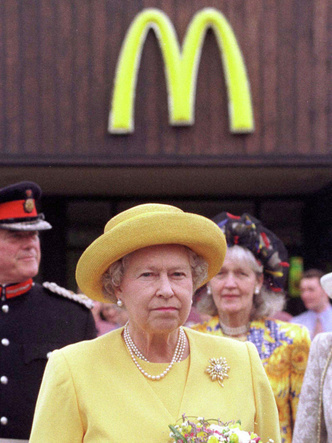 Гроза фастфуда: почему поездка королевы Елизаветы в McDonald's закончилась полным провалом (но вошла в историю Британии)