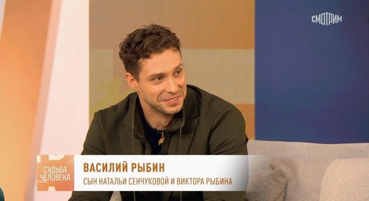 Сам Василий развелся с первой женой и теперь живет с другой девушкой