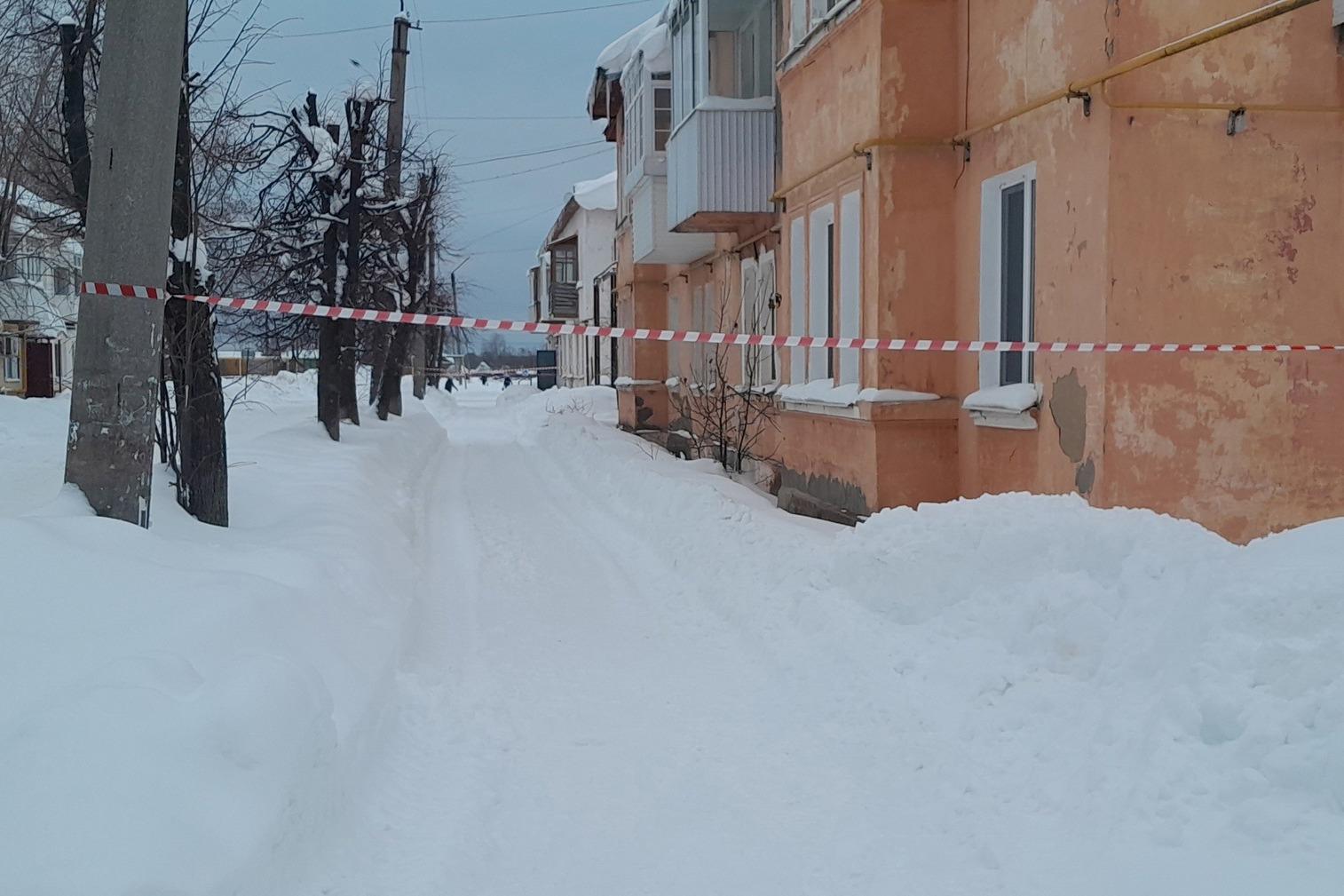 В Прикамье в поселке Яйва Александровского округа с крыши дома на улице  Коммунистический на пожилого мужчину рухнули снег и лед, он травмировался -  2 февраля 2024 - 59.ру