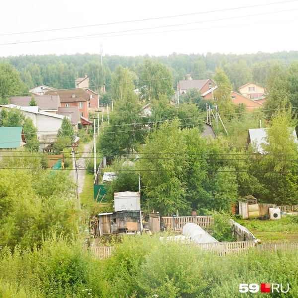 А это вид с другой стороны — на частный сектор | Источник: Репсиме Зурнаджян / 59.RU