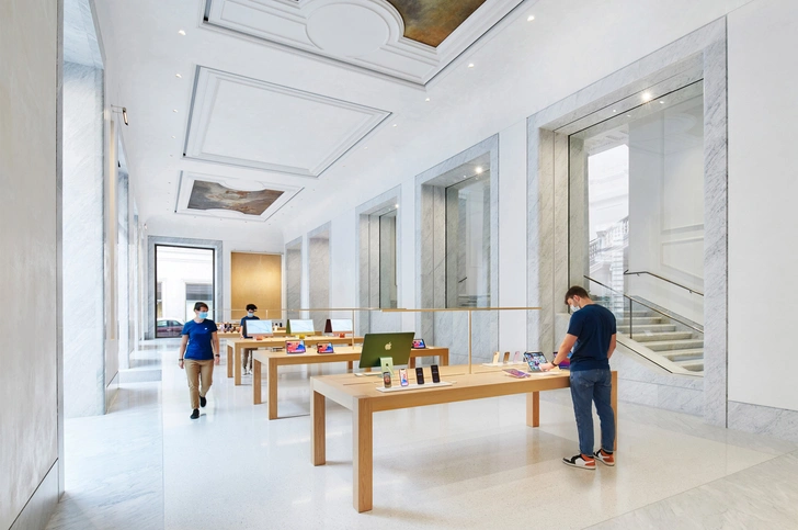 Новый бутик Apple в Риме по проекту Foster + Partners