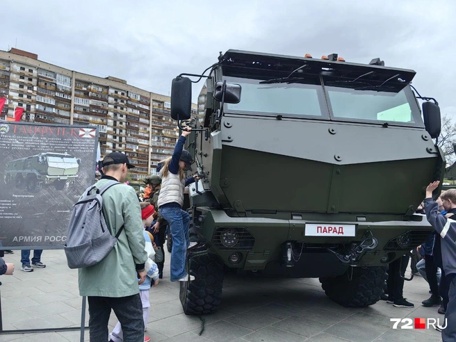 Дети вскарабкивались на бронированный КАМАЗ «Тайфун», а взрослые подбирали ракурс для фото. Что у тех, что у других не всегда получалось | Источник: Юлия Мальцева/ 72.RU