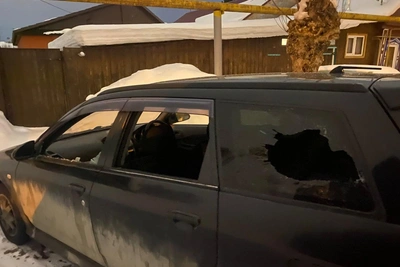 В Екатеринбурге хулиганы жестоко разбивают автомобили