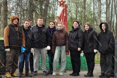 Сотрудники СК благоустроили подшефное захоронение в Багриново