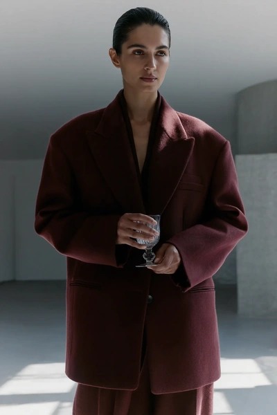 что надеть на корпоратив, что надеть на корпоратив новый год, что надеть на новогодний корпоратив, что надеть на корпоратив женщине, что надеть на новогодний корпоратив 2026, что надеть на корпоратив 2026 женщине | Источник: theDay/higgsfield 