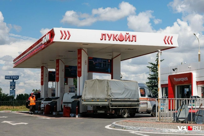 А где-то дизель вот-вот обещают привезти | Источник: Алексей Волхонский / V1.RU