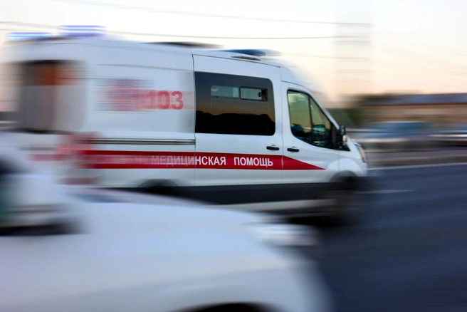В Петербурге трехлетний малыш выпил из бутылки на детской площадке и попал в реанимацию | Источник: maxim4e4ek / iStock