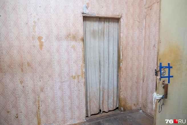 В доме регулярно прорывало трубы, из-за сырости со стен сползает любое покрытие | Источник: Артем Бауман / 76.RU