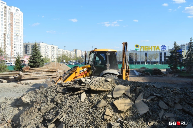 Работа погрузчика | Источник: Анастасия Баринова / 56.RU
