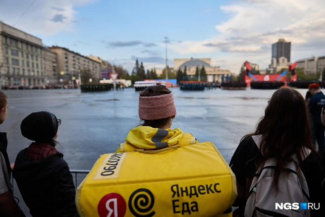 Многие смотрели репетицию сразу после работы | Источник: Александр Ощепков / NGS.RU