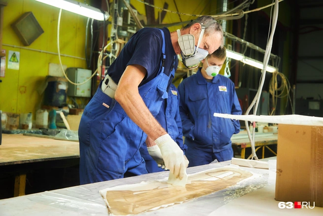 Стеклоткань, уголь, эпоксидные смолы&nbsp;и композит для деталей готов | Источник: Роман Данилкин / 63.RU