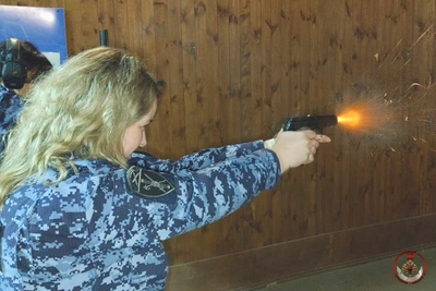 Женщины Росгвардии состязались в стрельбе в Псковской области