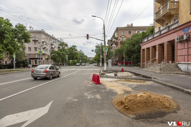 По словам общественника, работы дорожников в границах Советской идут с нарушением закона | Источник: Константин Завриков / V1.RU