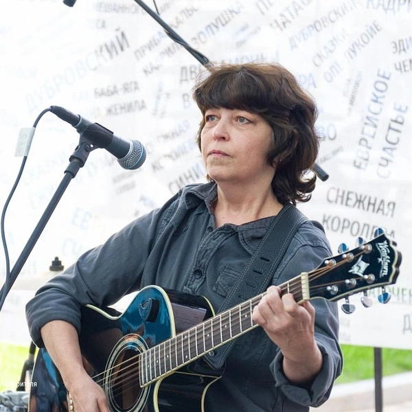 Елена Ипанова&nbsp;— бывшая скрипачка «Хмели-сунели», до сих выступает с песнями Чичерина и поет под гитару | Источник: Роман Горбатовский, Пермский ТЮЗ