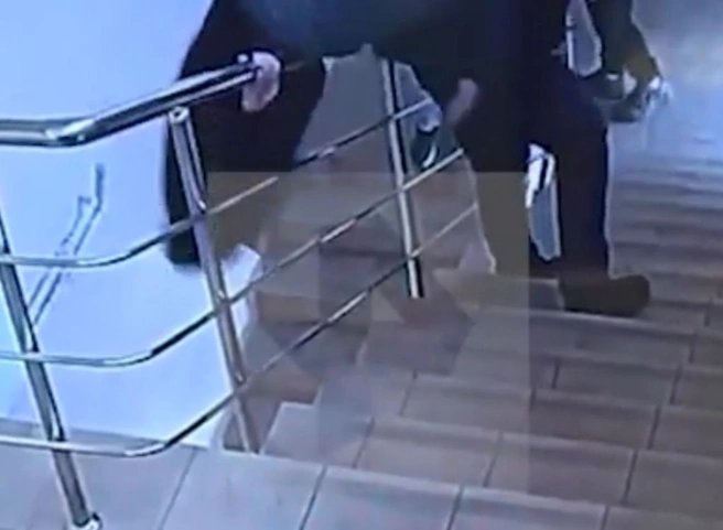 В Москве посетитель ТЦ упал с лестницы на втором этаже и умер | ya62.ru