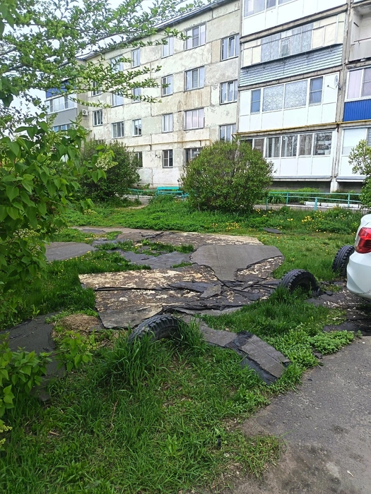 Сорванный бикрост с крыши упал во дворе | Источник: предоставлено Анной Б.