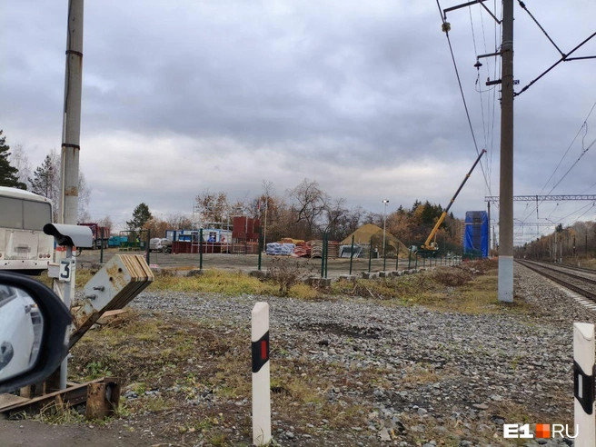 Место строительства огородили забором | Источник: читательница E1.RU