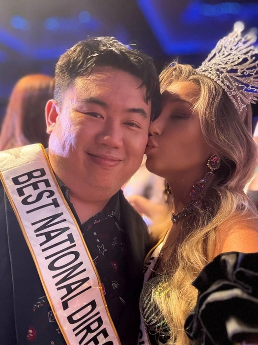 Татьяна с Кевином Ли, который получил награду лучшего национального директора | Источник: Татьяна Федорищева