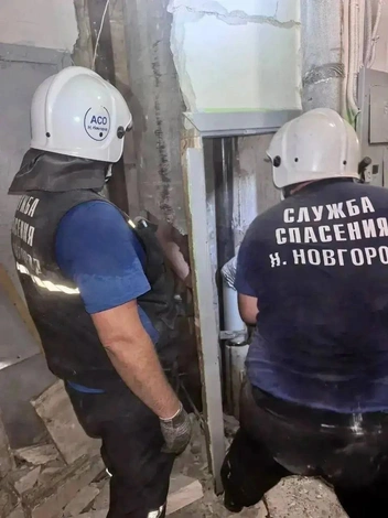 Экстренным службам пришлось вызволять нижегородца из трубы мусоропровода | Источник: мэрия Нижнего Новгорода