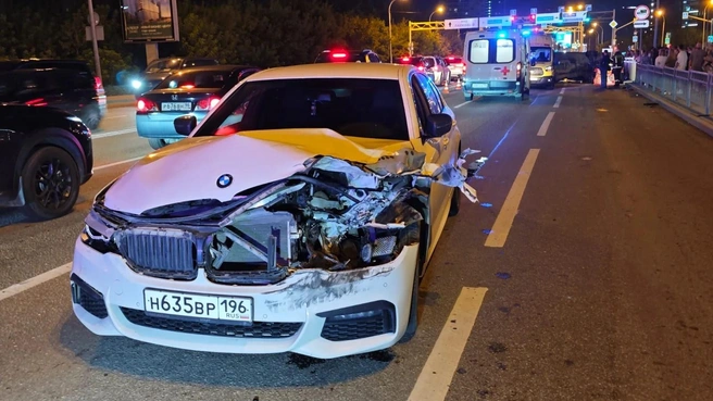 У белой BMW разорван капот | Источник: Ночные новости/ MAX