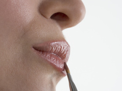 Антивозрастная коррекция губ: кому, когда и какая нужна