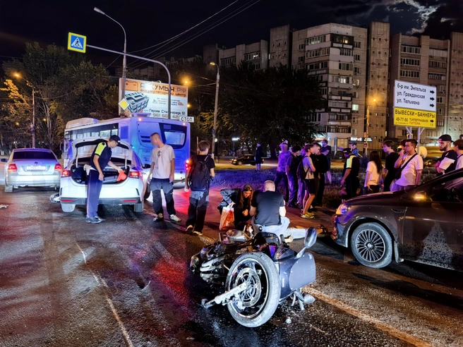 Пострадавших байкеров увезли на скорой | Источник: Волгоград Красноармейский / Telegram