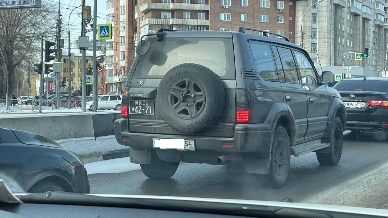 Машину с иероглифами на номере заметили в центре Новосибирска — можно ли так ездить