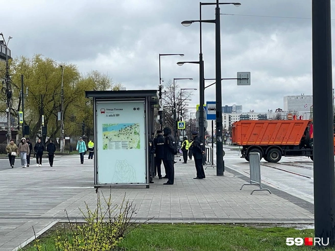 Полиция стоит и на остановке | Источник: Тома Миназде / 59.RU