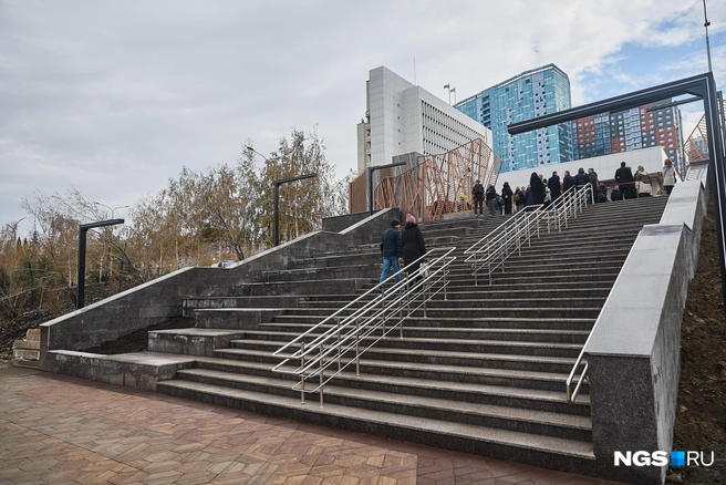 Парк находится в двух шагах от областного парламента — именно там Юрий Бугаков проработал последние 15 лет жизни | Источник: Александр Ощепков / NGS.RU