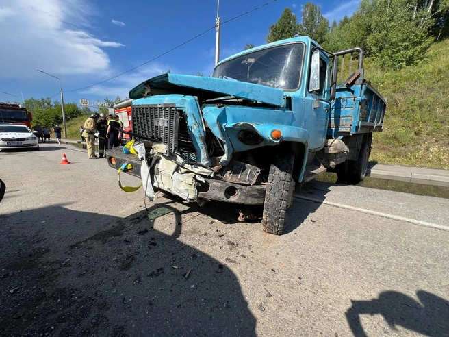 Водитель грузовика выехал на встречку | Источник: МВД по Республике Алтай