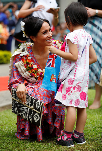 Герцогиня-хиппи, цветы в волосах и другие подробности тура Меган и Гарри на Фиджи